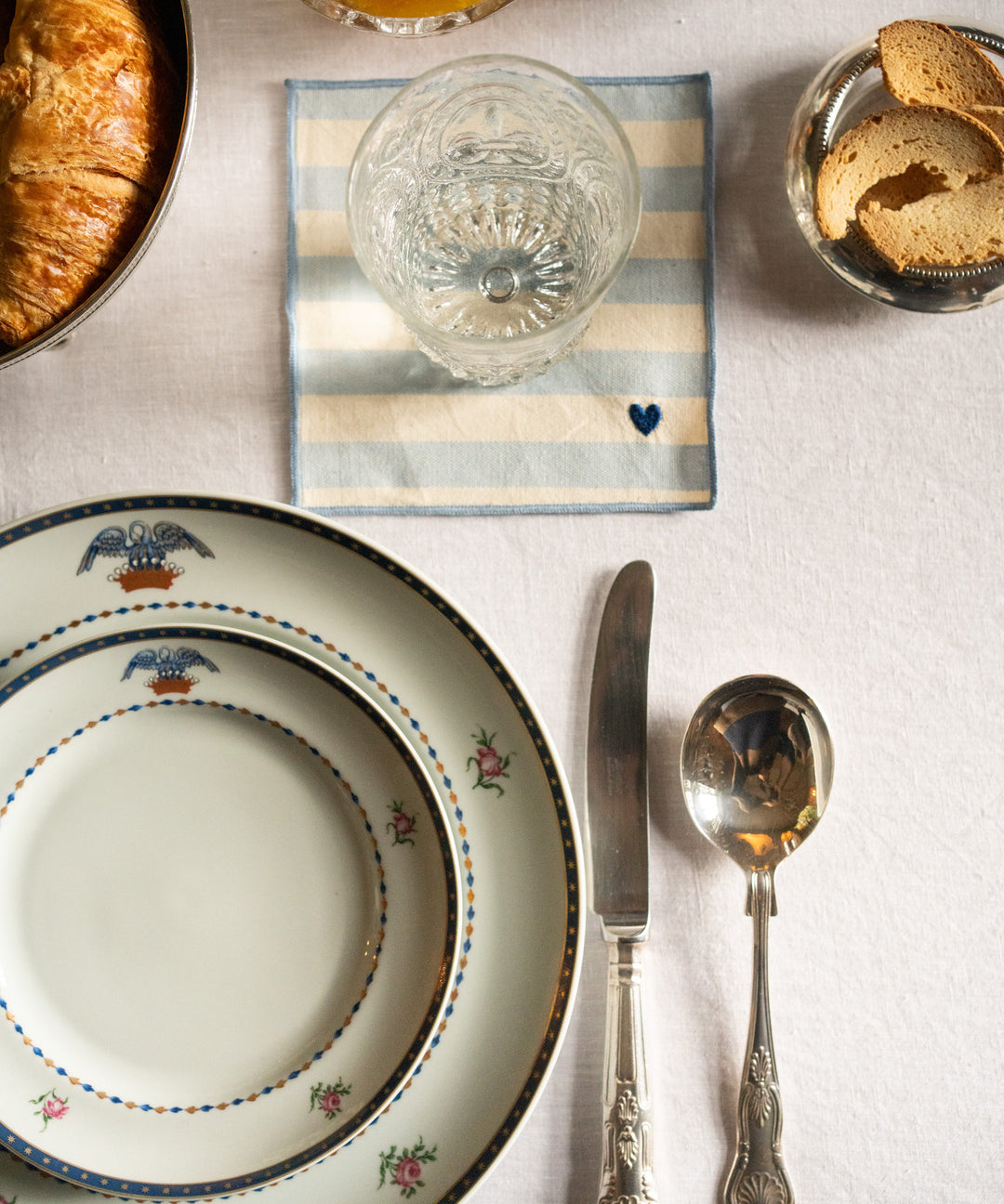 torres-novas-barra-table-linen-product-heart-embroidery-full-blue-cocktail-web.jpg
