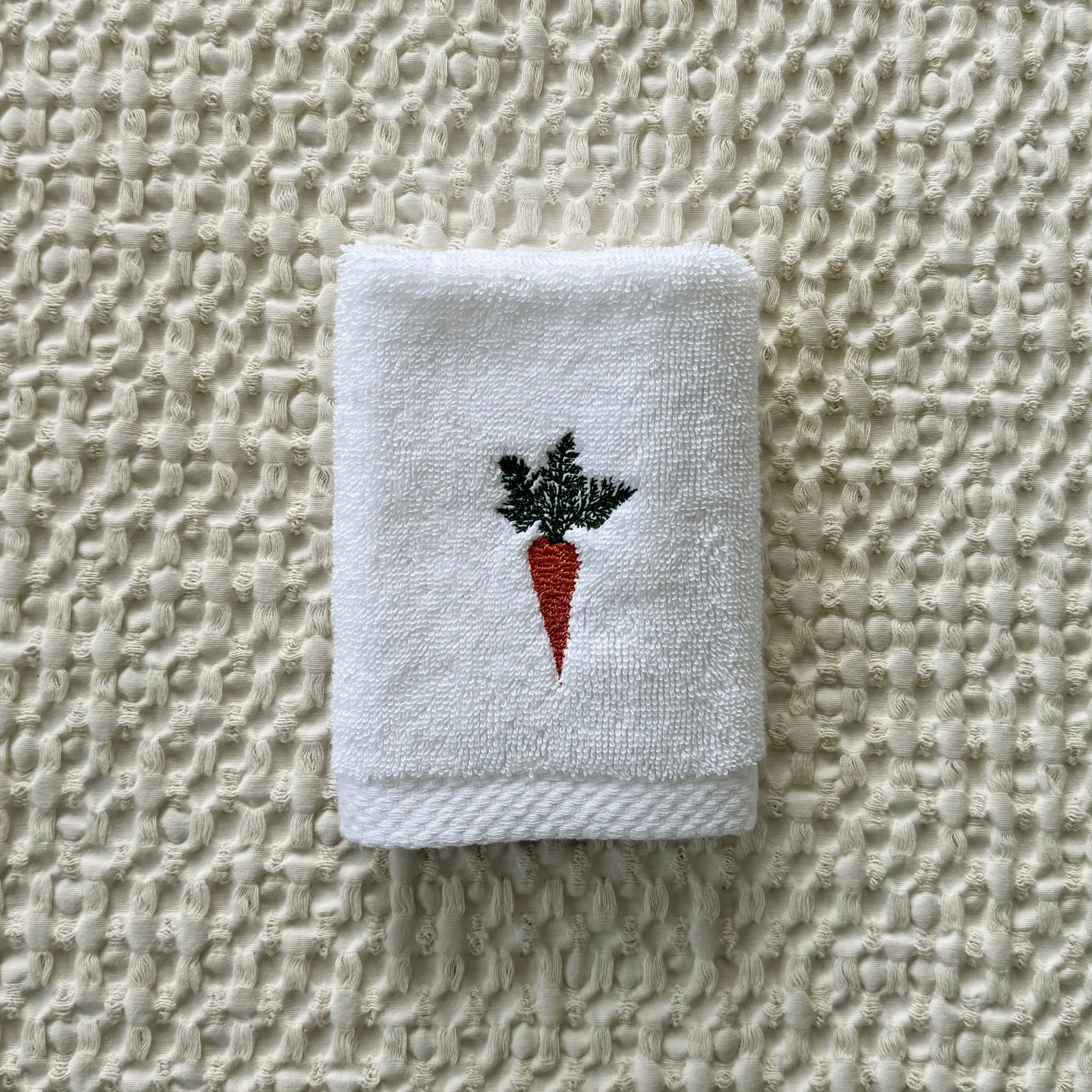 torres-novas-bath-embroidery-retro-guest-towel-carrot-lifestyle-6.jpg