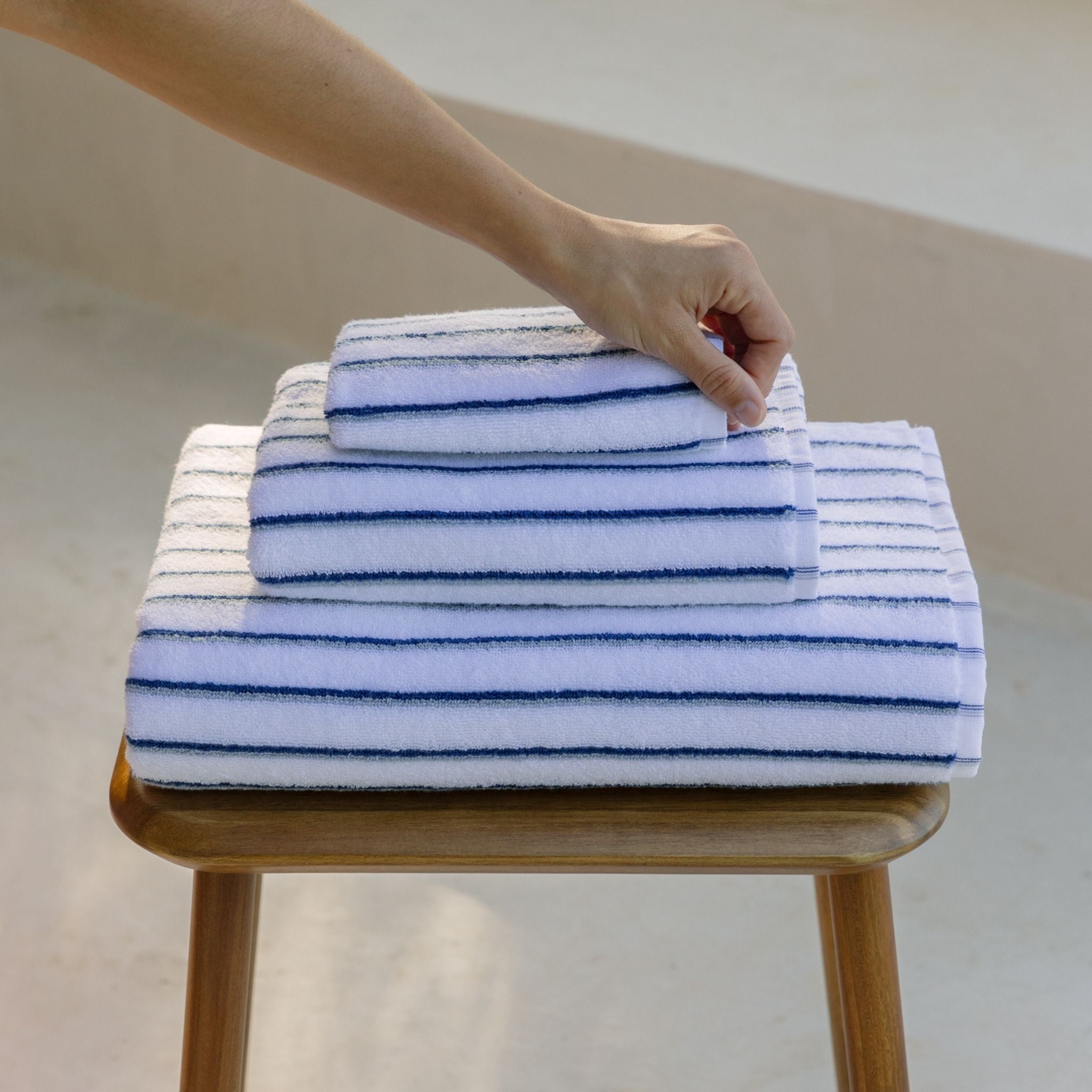 torres-novas-bath-lima-vertical-stripes-bath-towel-blue-grey-lifestyle-6.jpg