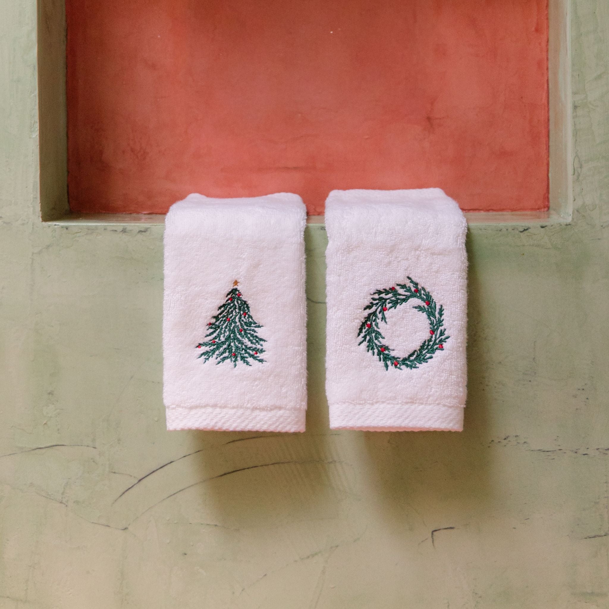 torres-novas-bath-luxus-embroidery-christmas-face-towel-white-lifestyle-26.jpg
