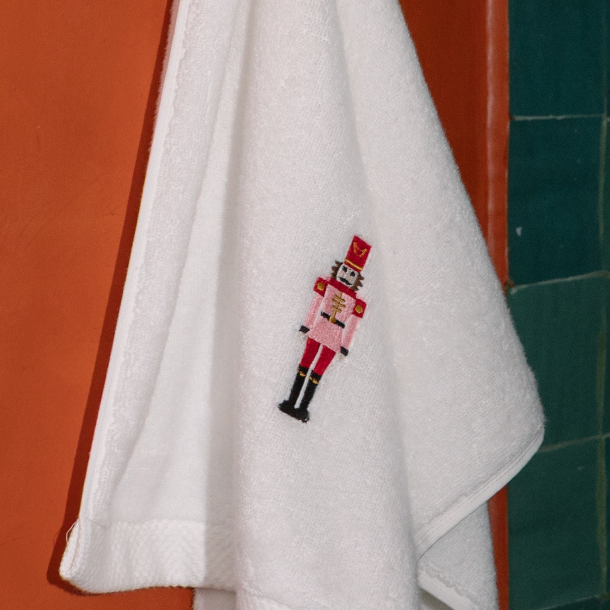 torres-novas-bath-luxus-embroidery-christmas-hand-towel-white-lifestyle-9.jpg