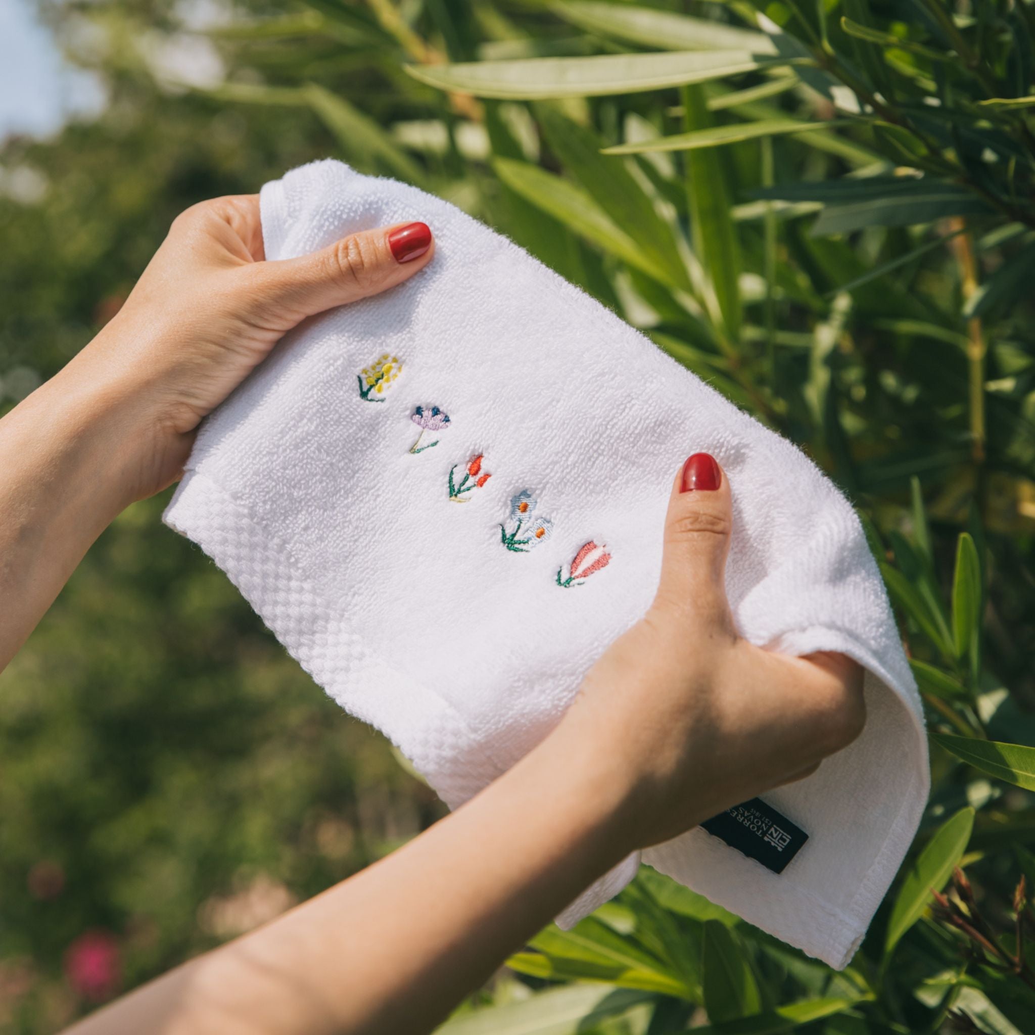 torres-novas-bath-luxus-embroidery-flowers-face-towel-multiple-colours-lifestyle-1.jpg