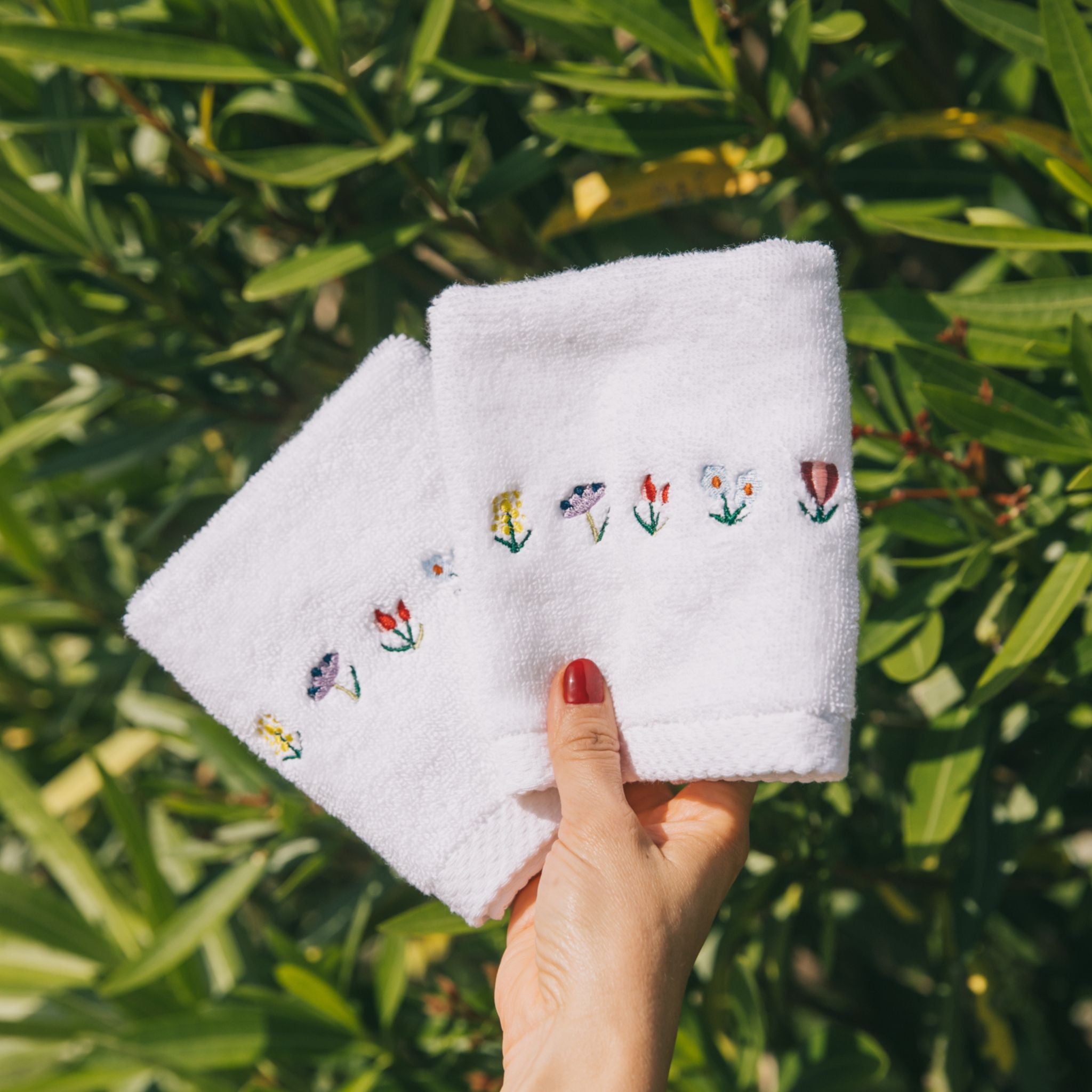 torres-novas-bath-luxus-embroidery-flowers-face-towel-multiple-colours-lifestyle-2.jpg