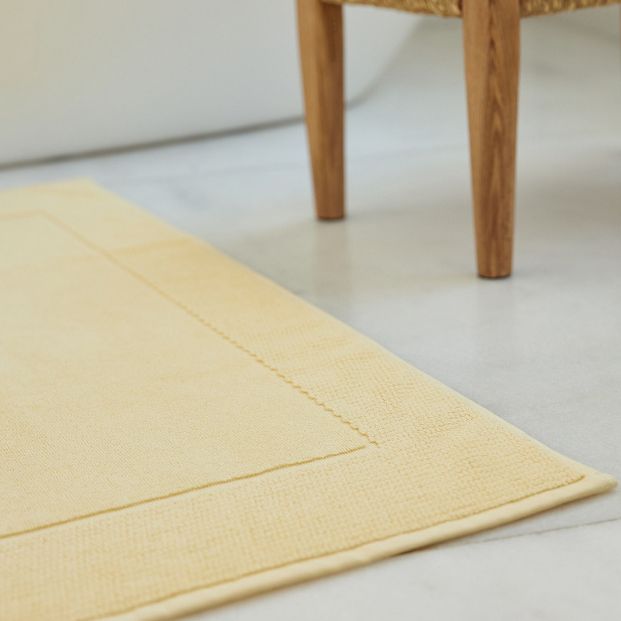 torres-novas-bath-luxus-plain-bath-mat-yellow-chic-lifestyle-1.jpg