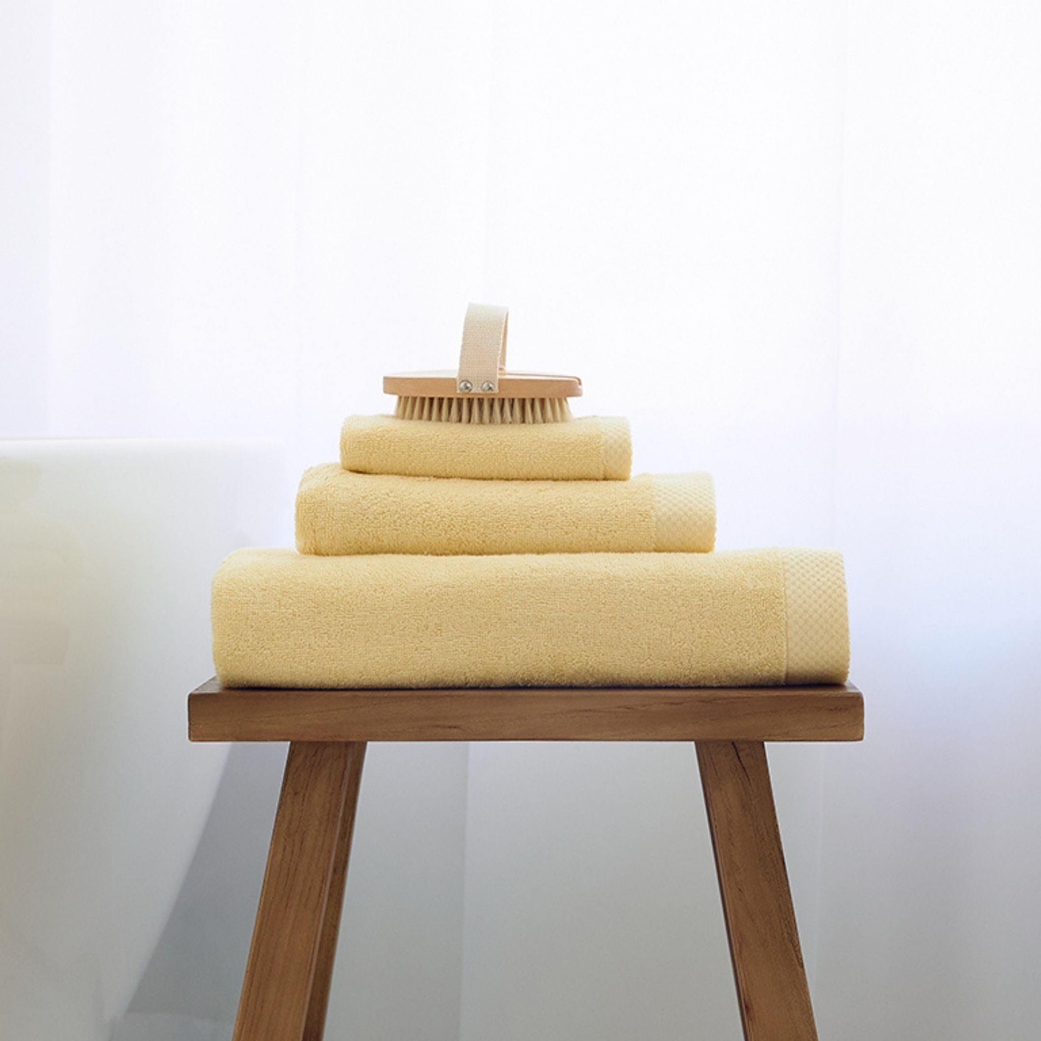 torres-novas-bath-luxus-plain-bath-towel-yellow-chic-lifestyle-1.jpg