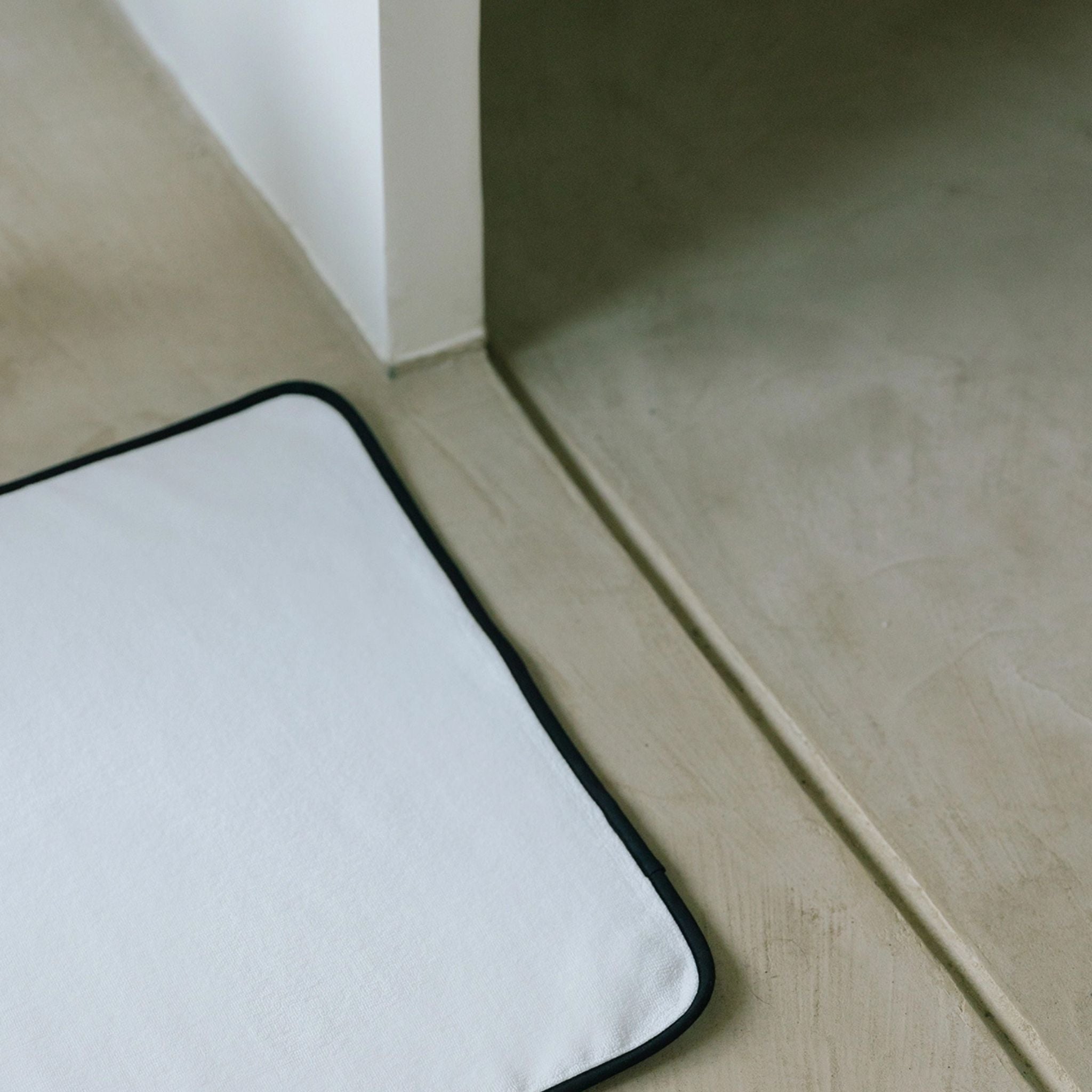 torres-novas-bath-mira-plain-bath-mat-black-lifestyle-1.jpg