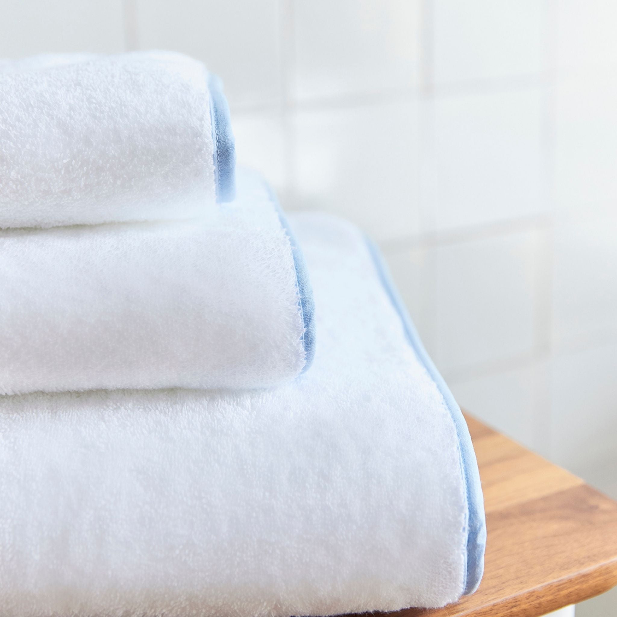 torres-novas-bath-mira-plain-bath-towel-light-blue-lifestyle-1.jpg