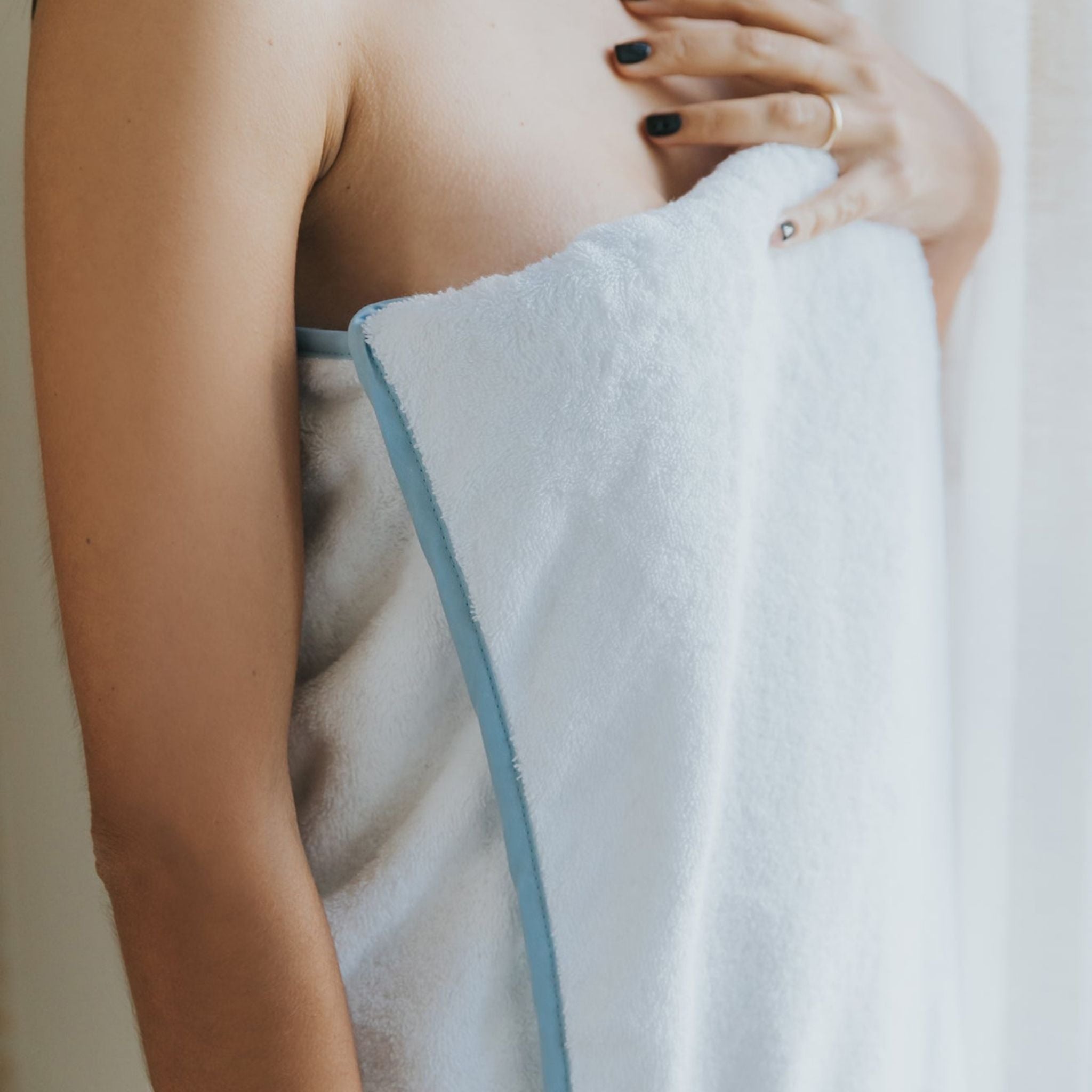 torres-novas-bath-mira-plain-bath-towel-light-blue-lifestyle-8.jpg