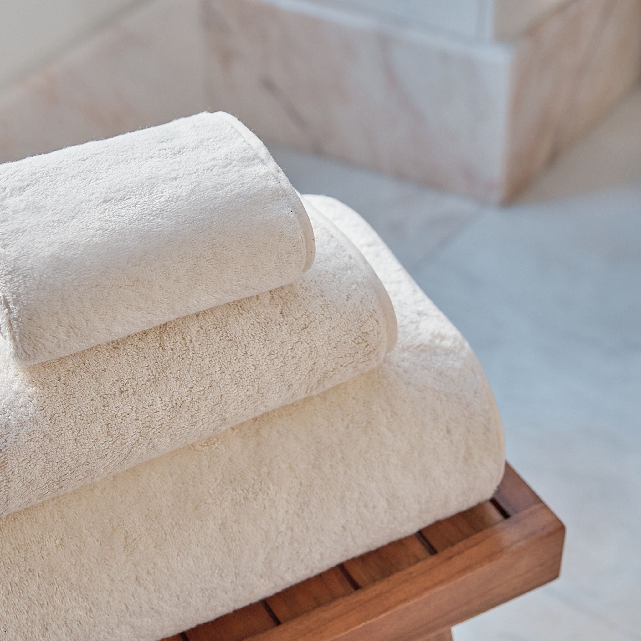 torres-novas-bath-mira-plain-bath-towel-natural-lifestyle-1.jpg