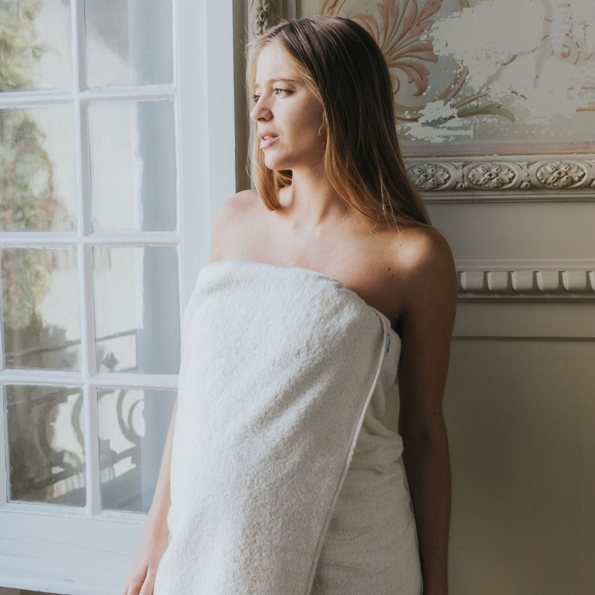 torres-novas-bath-mira-plain-bath-towel-natural-lifestyle-10.jpg