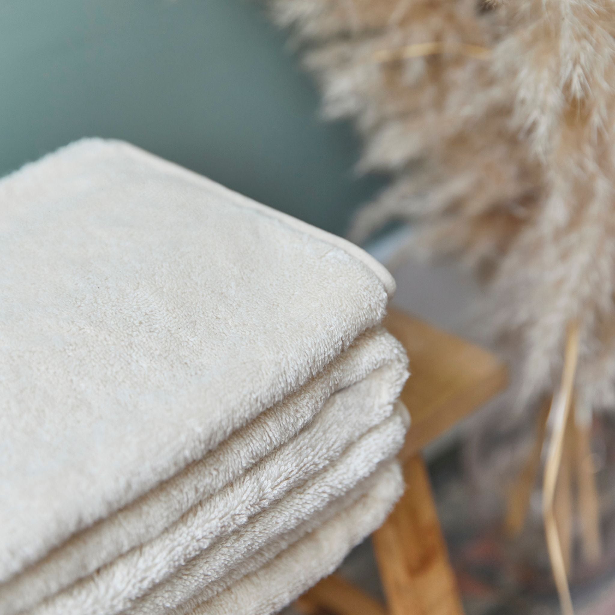torres-novas-bath-mira-plain-bath-towel-natural-lifestyle-3.jpg