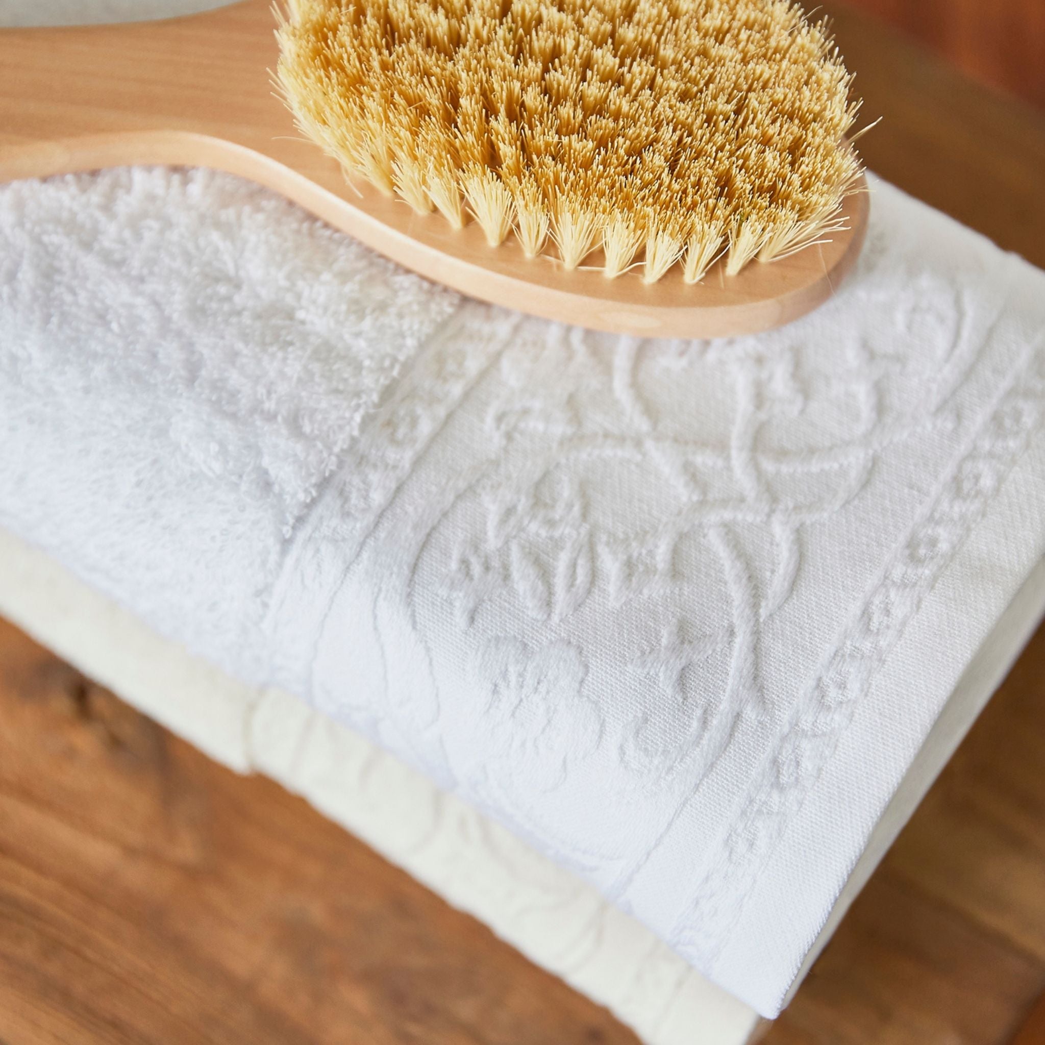 torres-novas-bath-royale-jacquard-bath-towel-white-lifestyle-10.jpg
