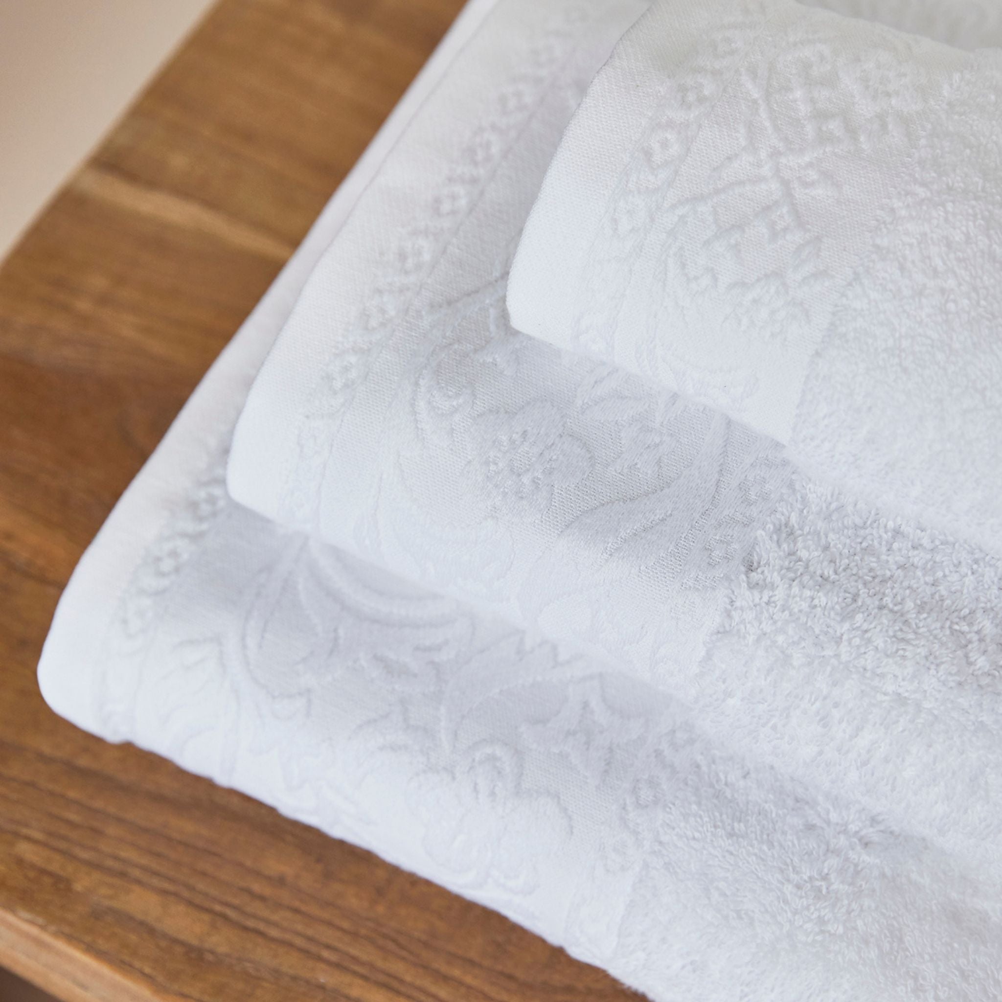 torres-novas-bath-royale-jacquard-bath-towel-white-lifestyle-4.jpg
