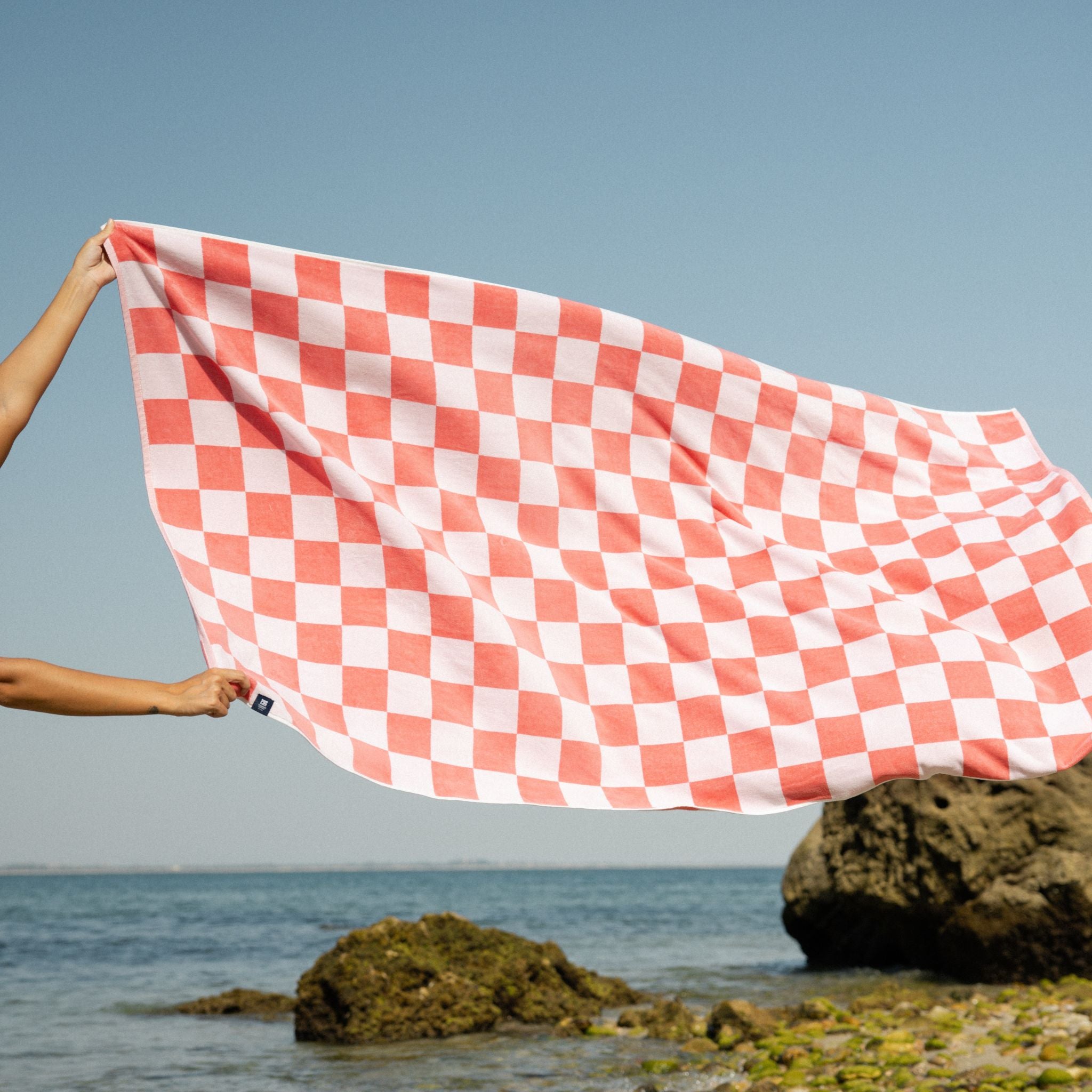 torres-novas-beach-chequered-gibalta-checkers-towel-pink-lifestyle-5.jpg