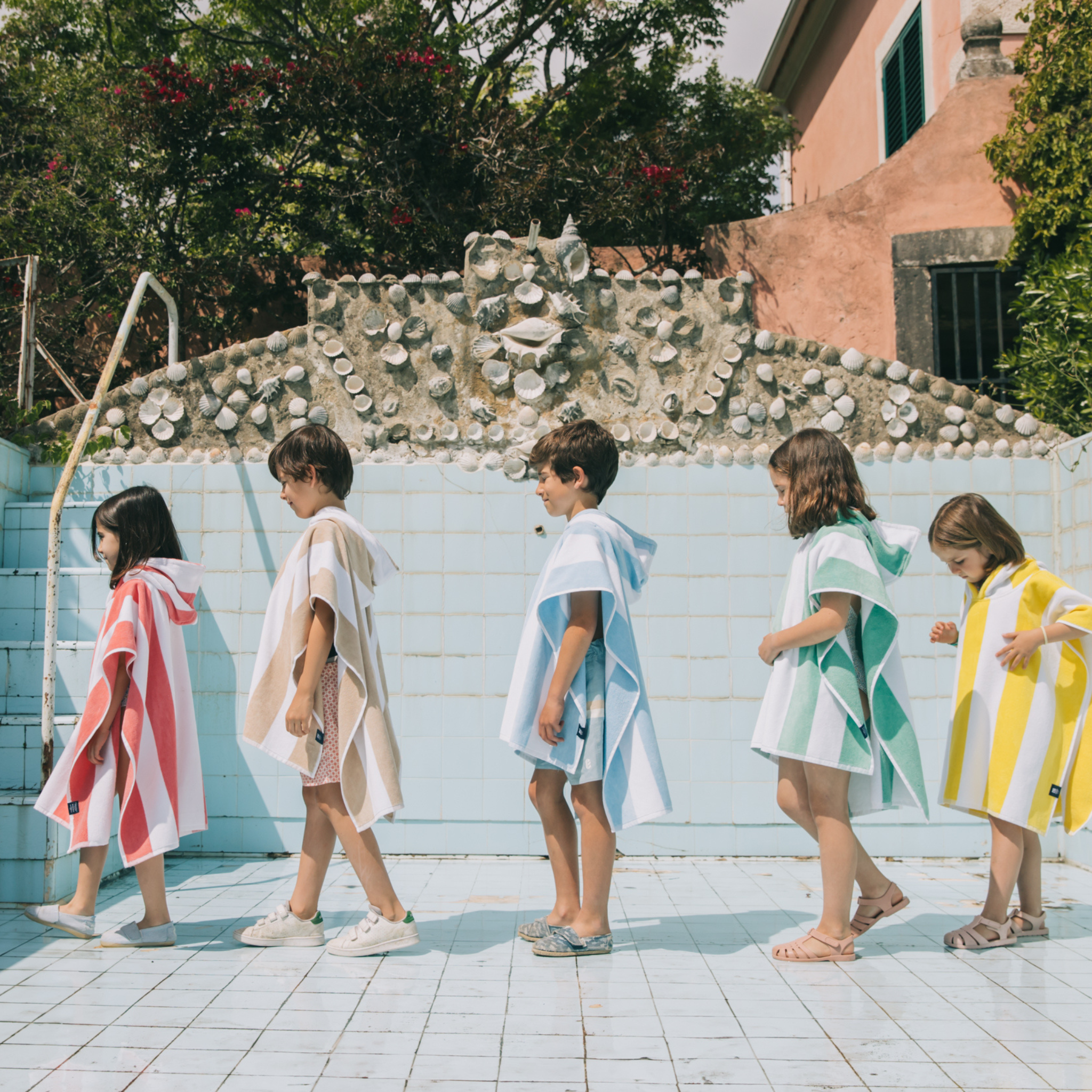 torres-novas-beach-gibalta-vertical-stripes-kid-poncho-multiple-colours-lifestyle-2.png