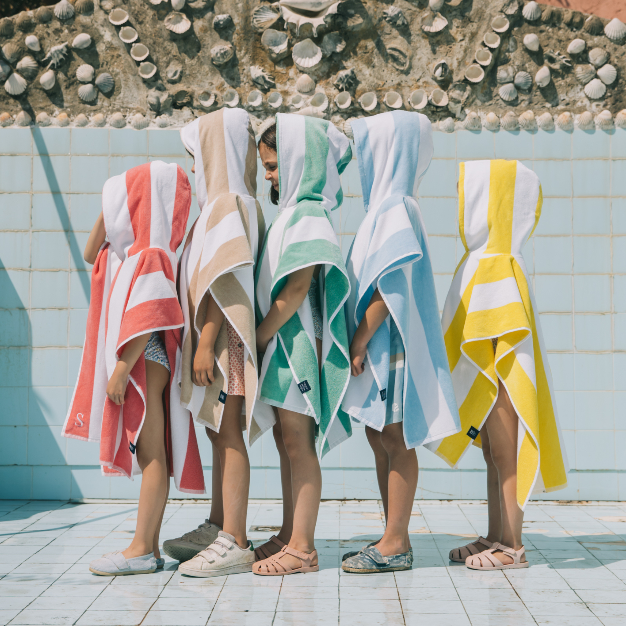 torres-novas-beach-gibalta-vertical-stripes-kid-poncho-multiple-colours-lifestyle-3.png