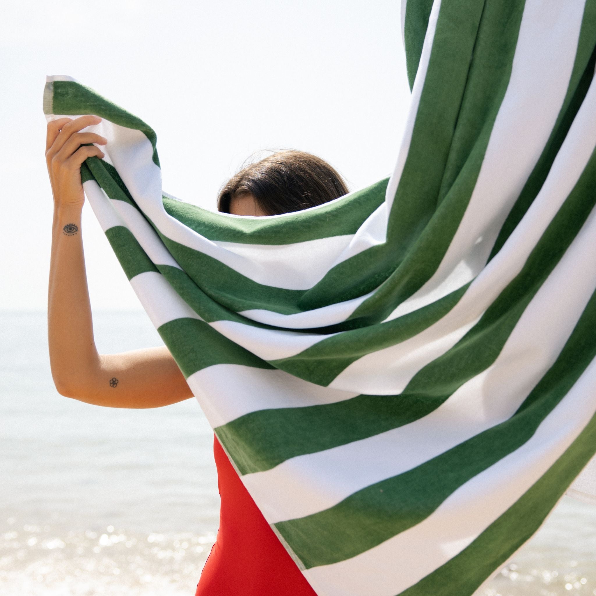 torres-novas-beach-gibalta-vertical-stripes-towel-darkgreen-lifestyle-6.jpg