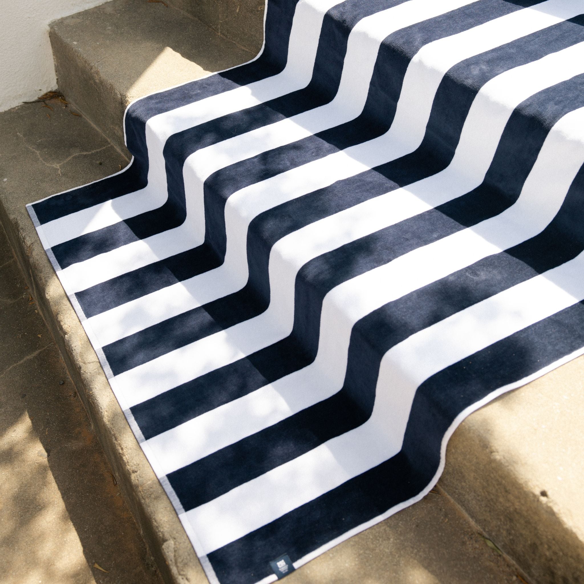 torres-novas-beach-gibalta-vertical-stripes-towel-navy-blue-lifestyle-5.jpg