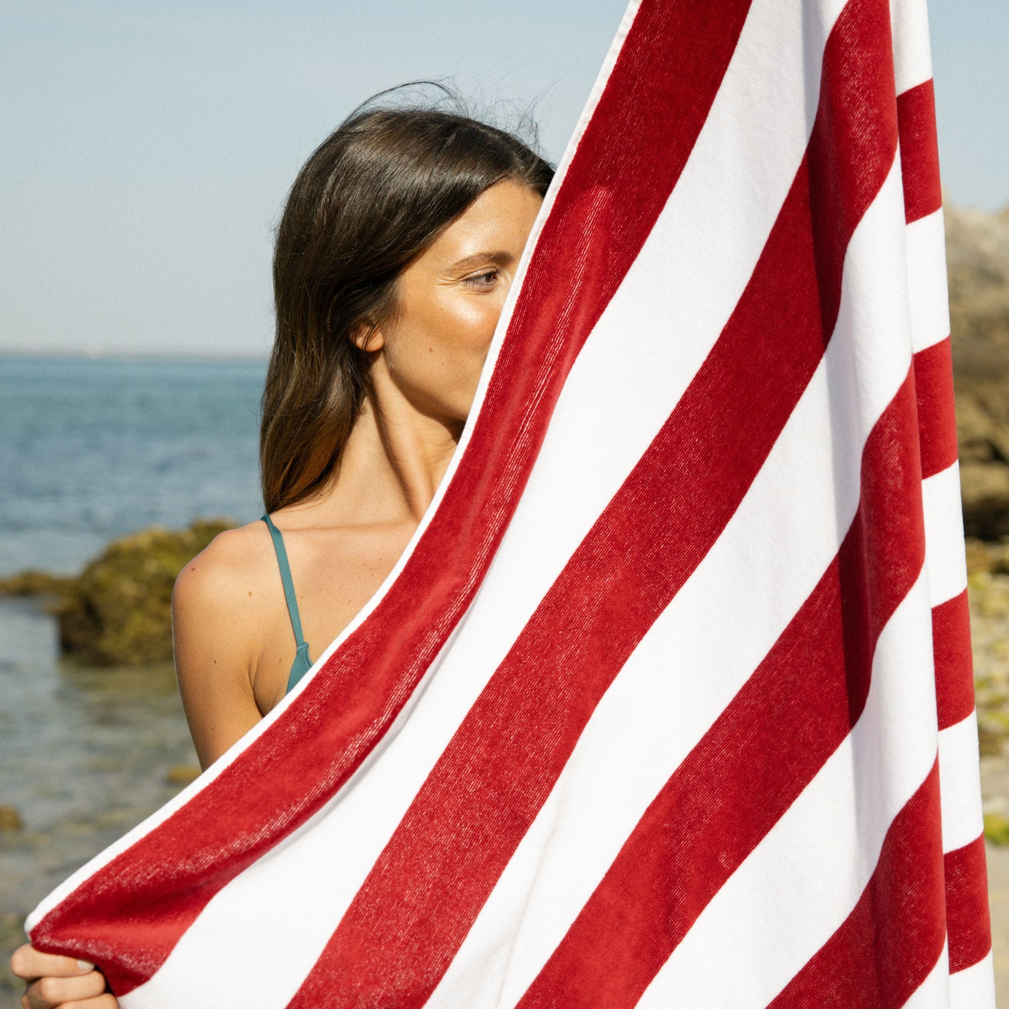 torres-novas-beach-gibalta-vertical-stripes-towel-red-lifestyle-4.jpg