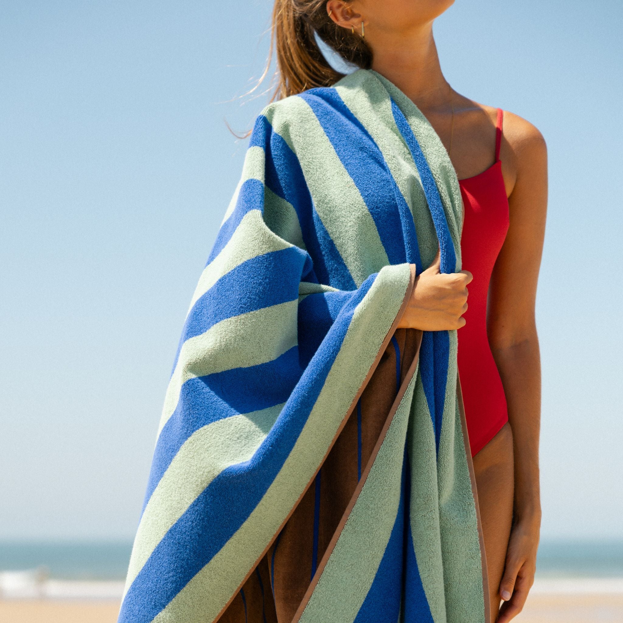 torres-novas-beach-pena-vertical-stripes-towel-grey-lifestyle-11.jpg