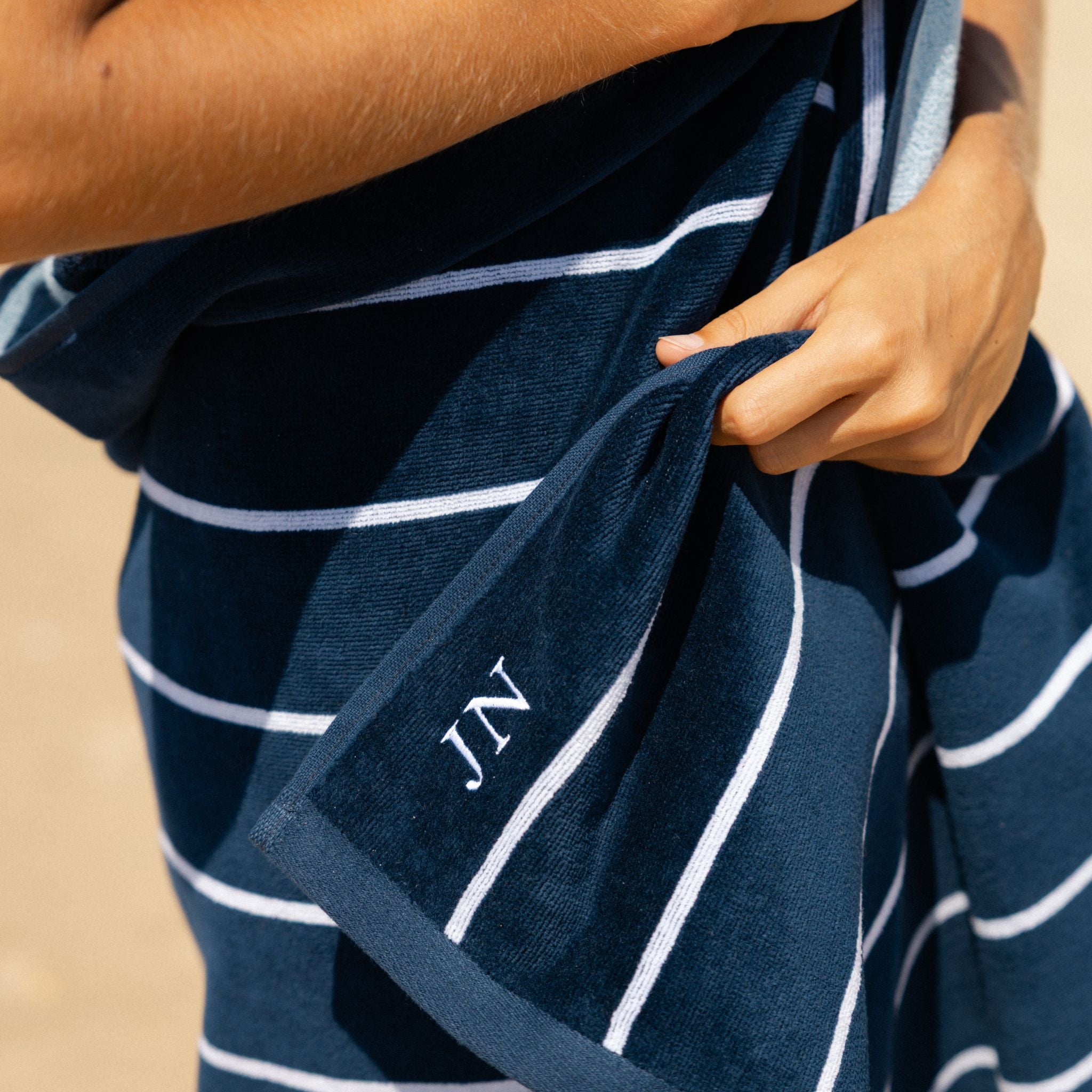 torres-novas-beach-pena-vertical-stripes-towel-navy-blue-lifestyle-10.jpg