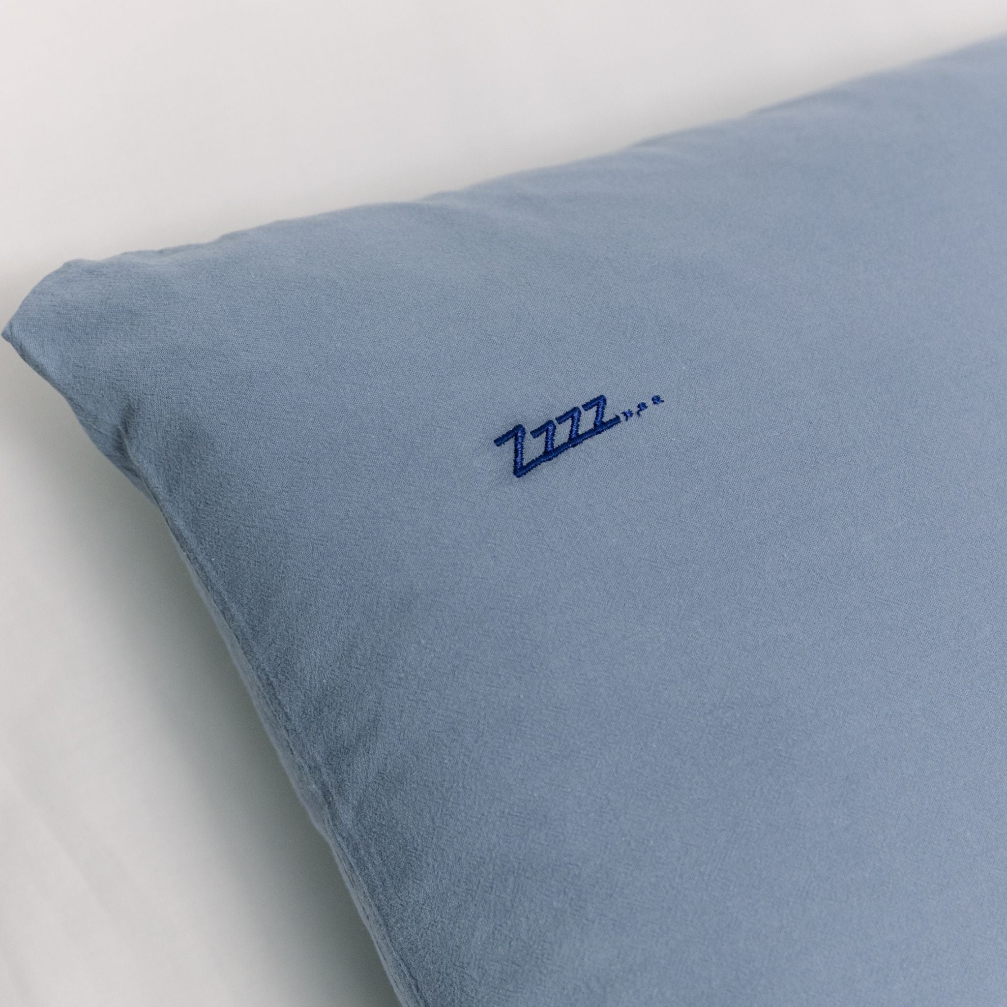 torres-novas-bed-tavira-washed-cotton-pillowcase-blue-lifestyle-1.jpg