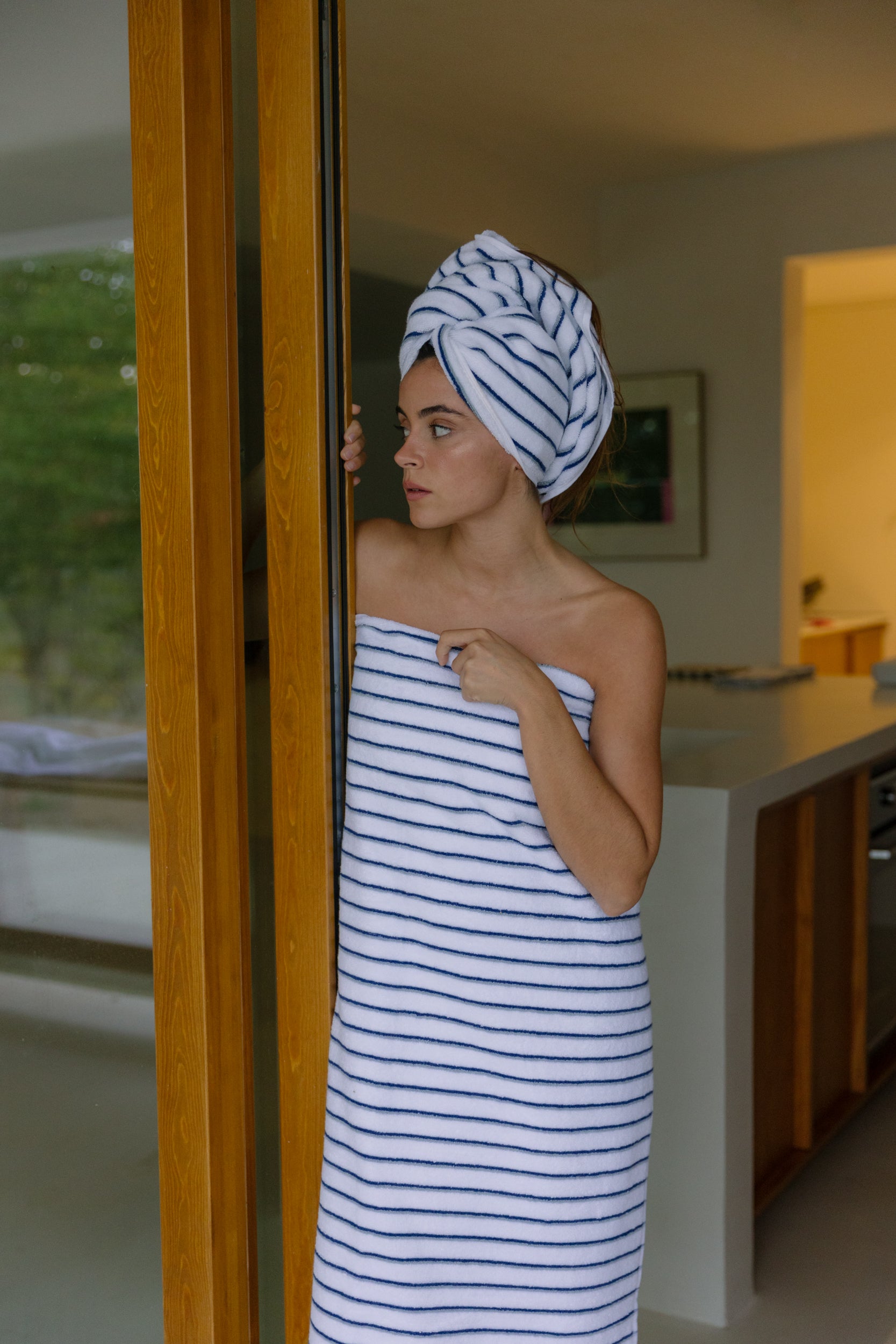 torres-novas-lima-bath-towel-stripes-model-blue-green_2.jpg