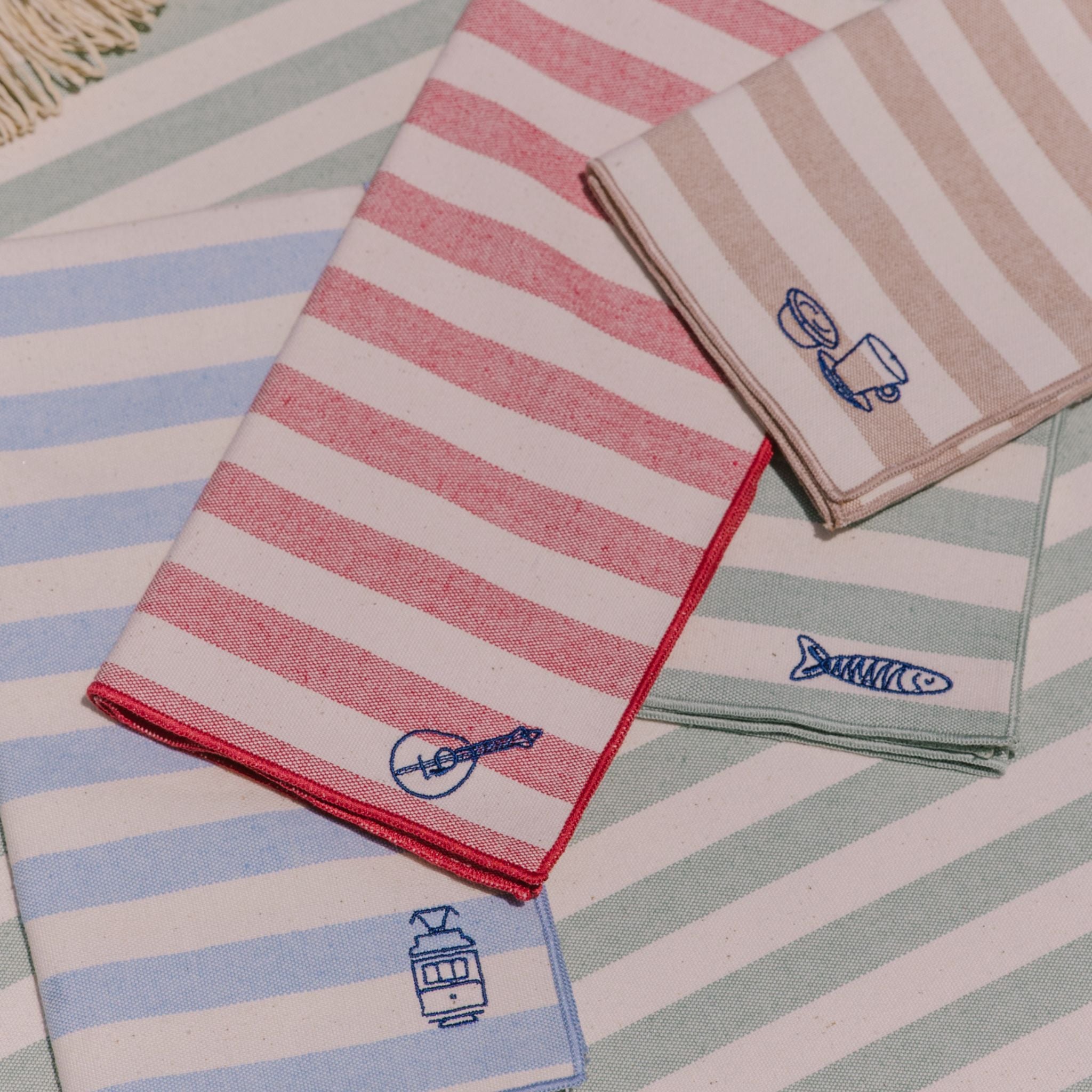 torres-novas-table-barra-embroidery-napkin-multiple-colours-lifestyle-1.jpg