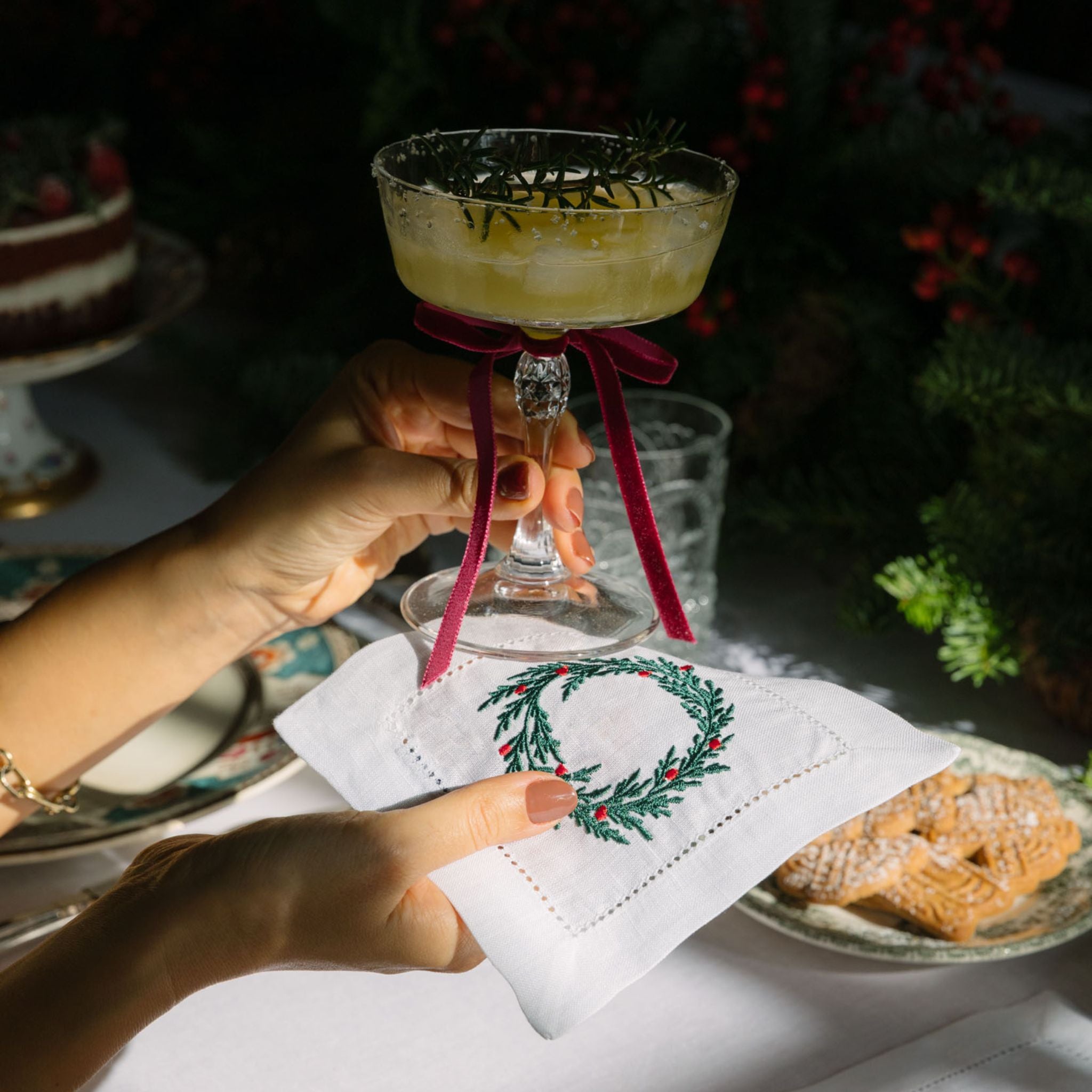 torres-novas-table-mafra-embroidery-xmas-cocktail-napkin-wreath-lifestyle-6.jpg