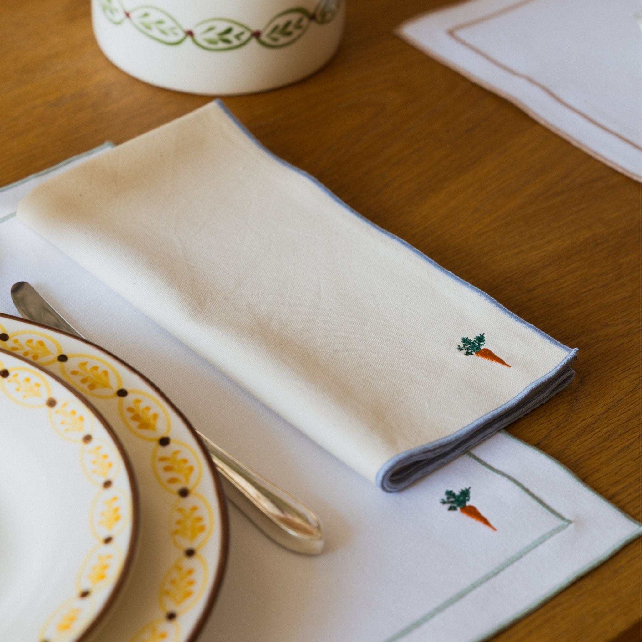Nazaré ecru cotton table linen with embroidered Easter motifs
