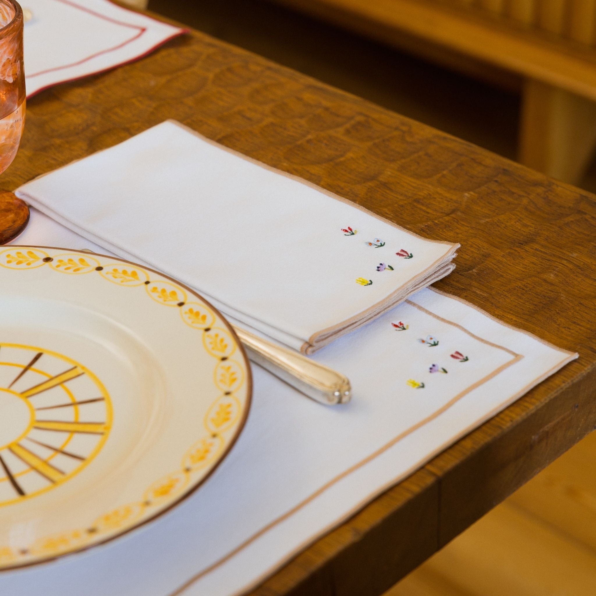 Nazaré white cotton table linen with embroidered flowers