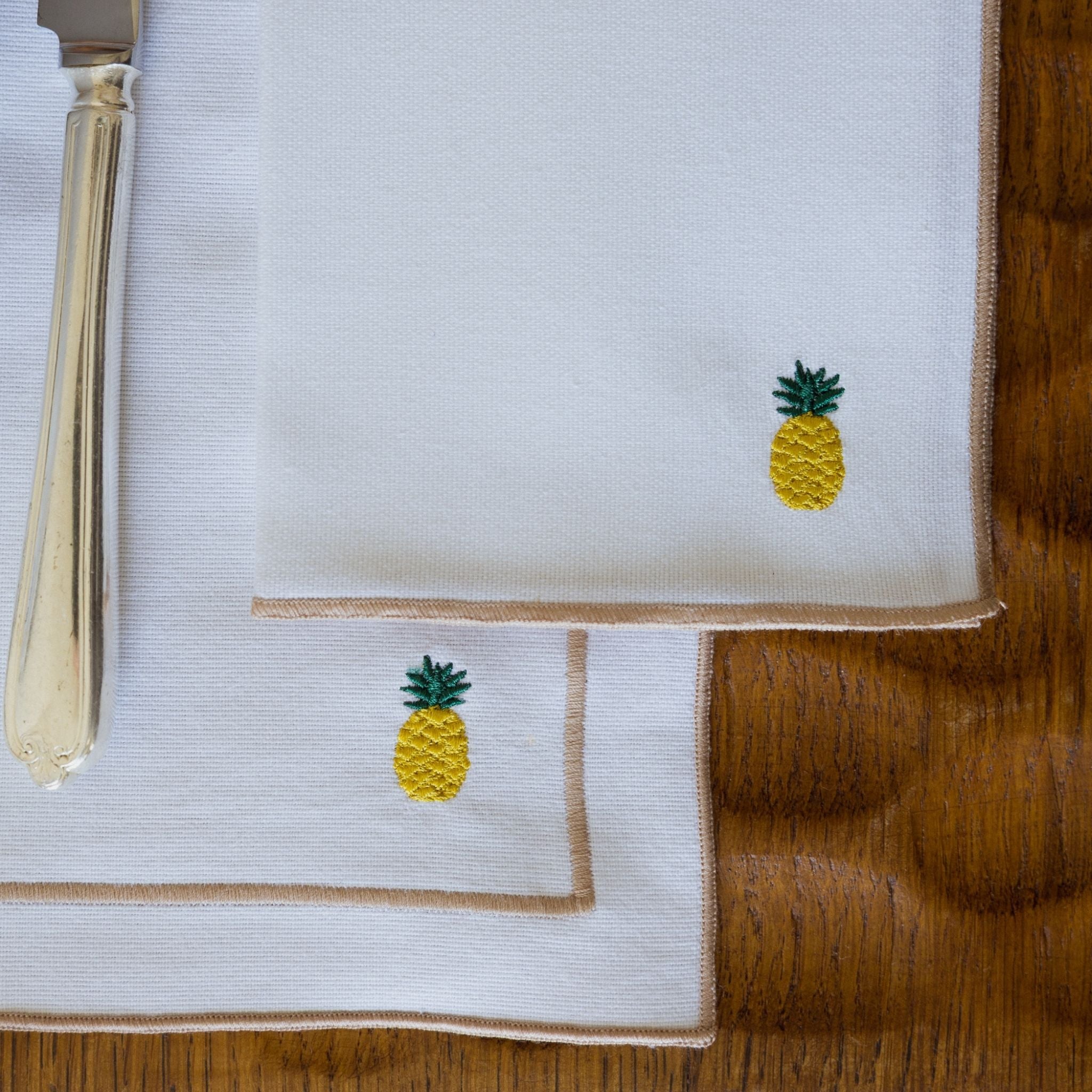 Nazaré white cotton table linen with embroidered fruits