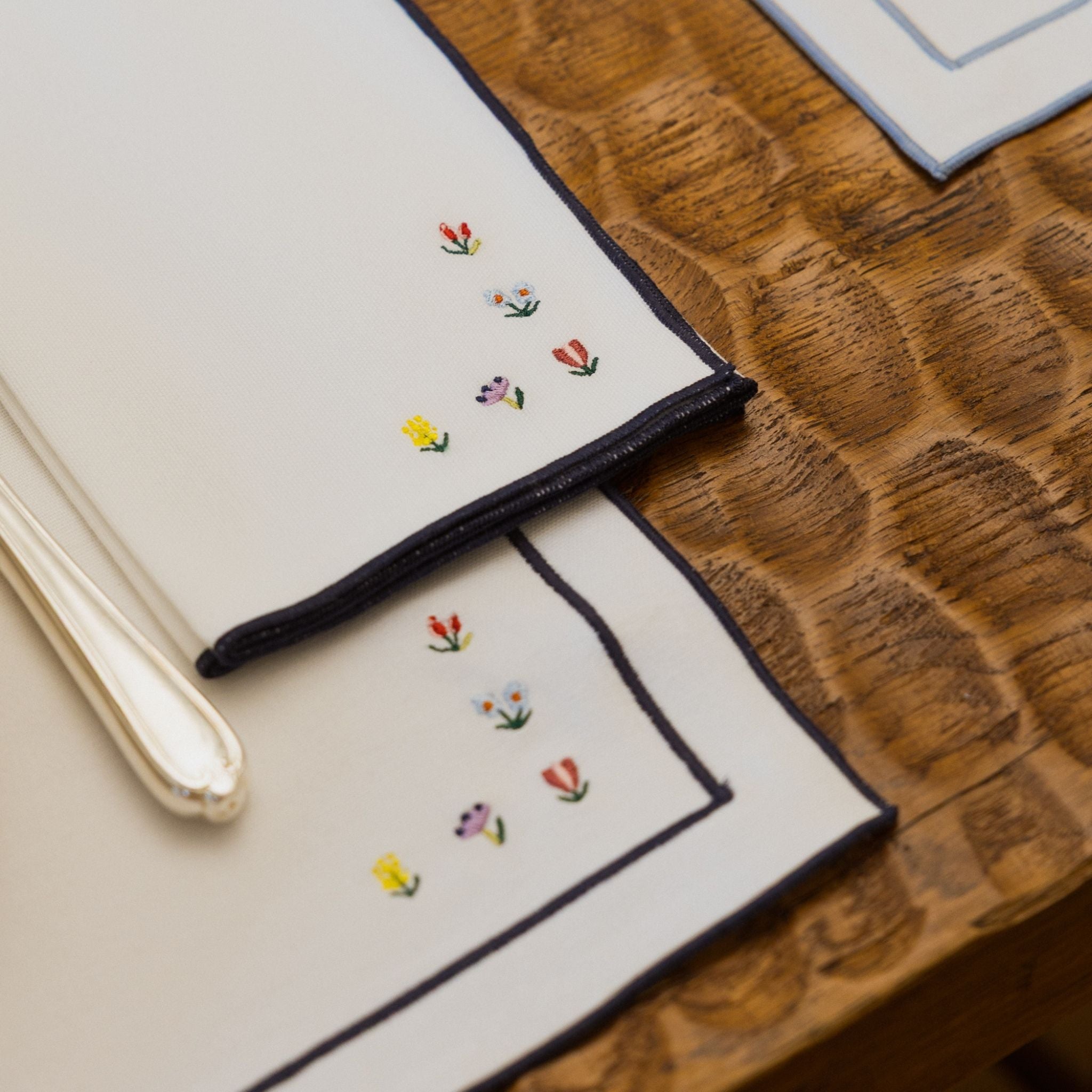 Nazaré ecru cotton table linen with embroidered flowers