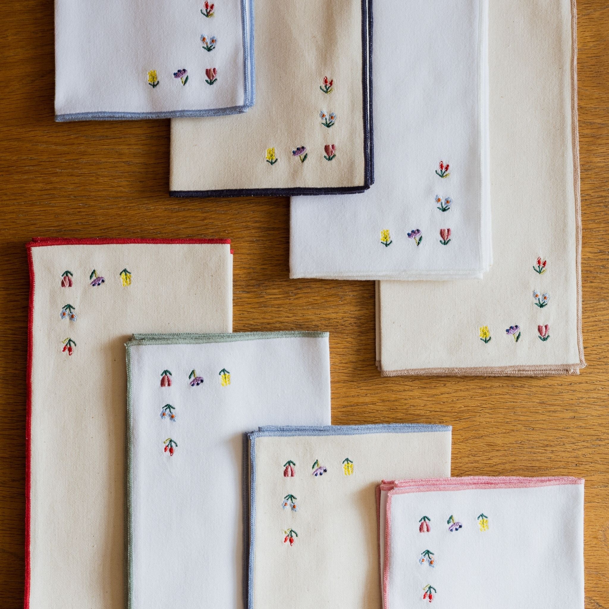 Nazaré ecru cotton table linen with embroidered flowers