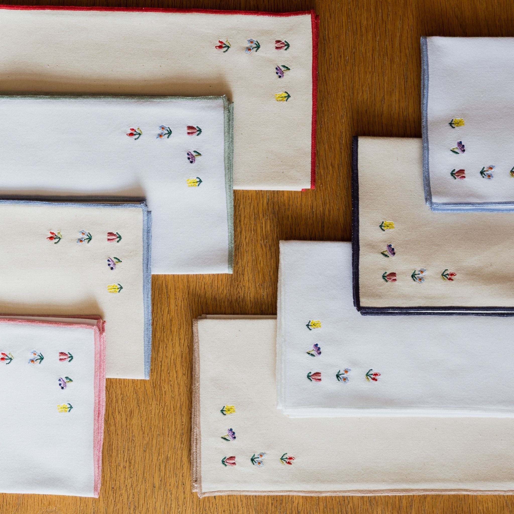 Nazaré ecru cotton table linen with embroidered flowers