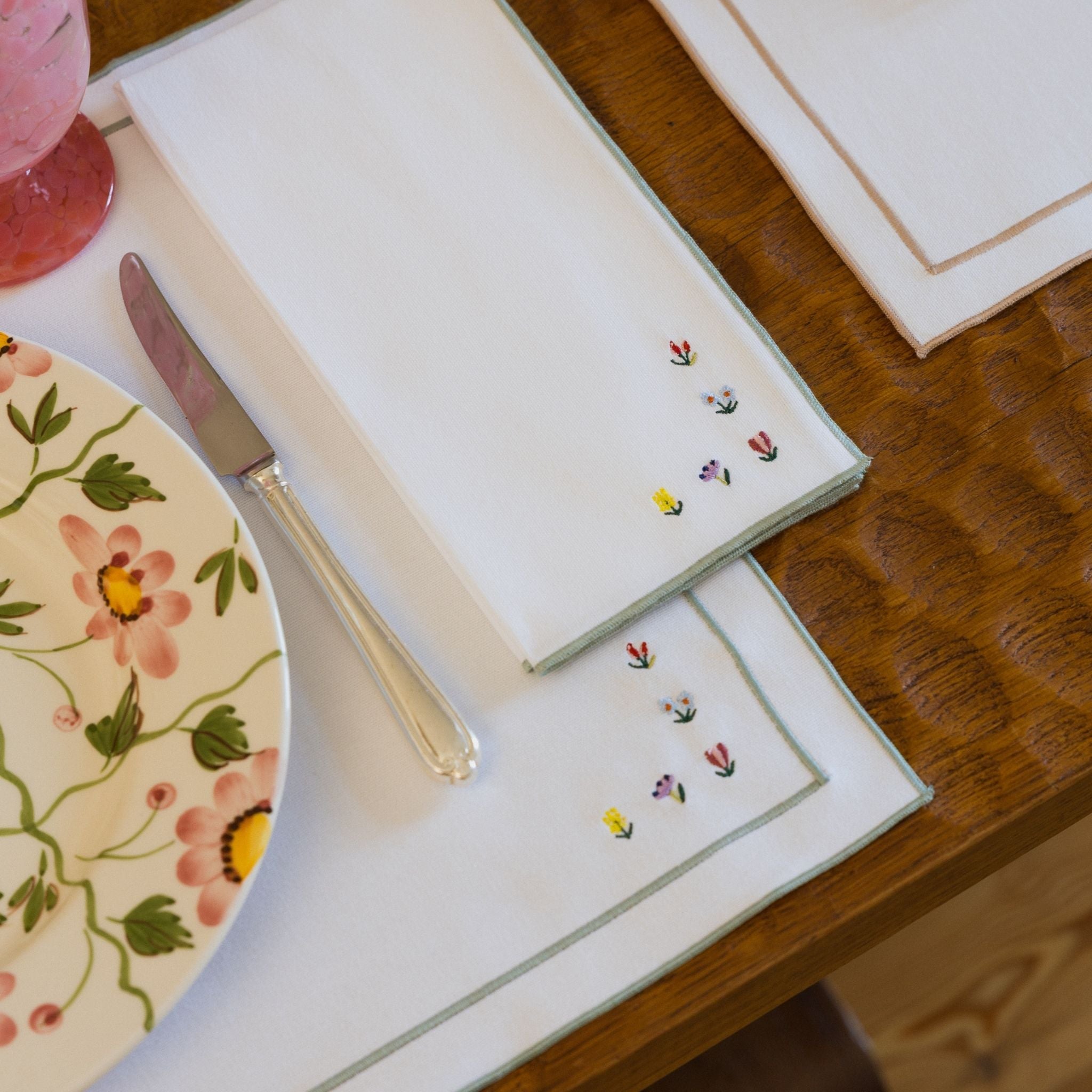 Nazaré white cotton table linen with embroidered flowers