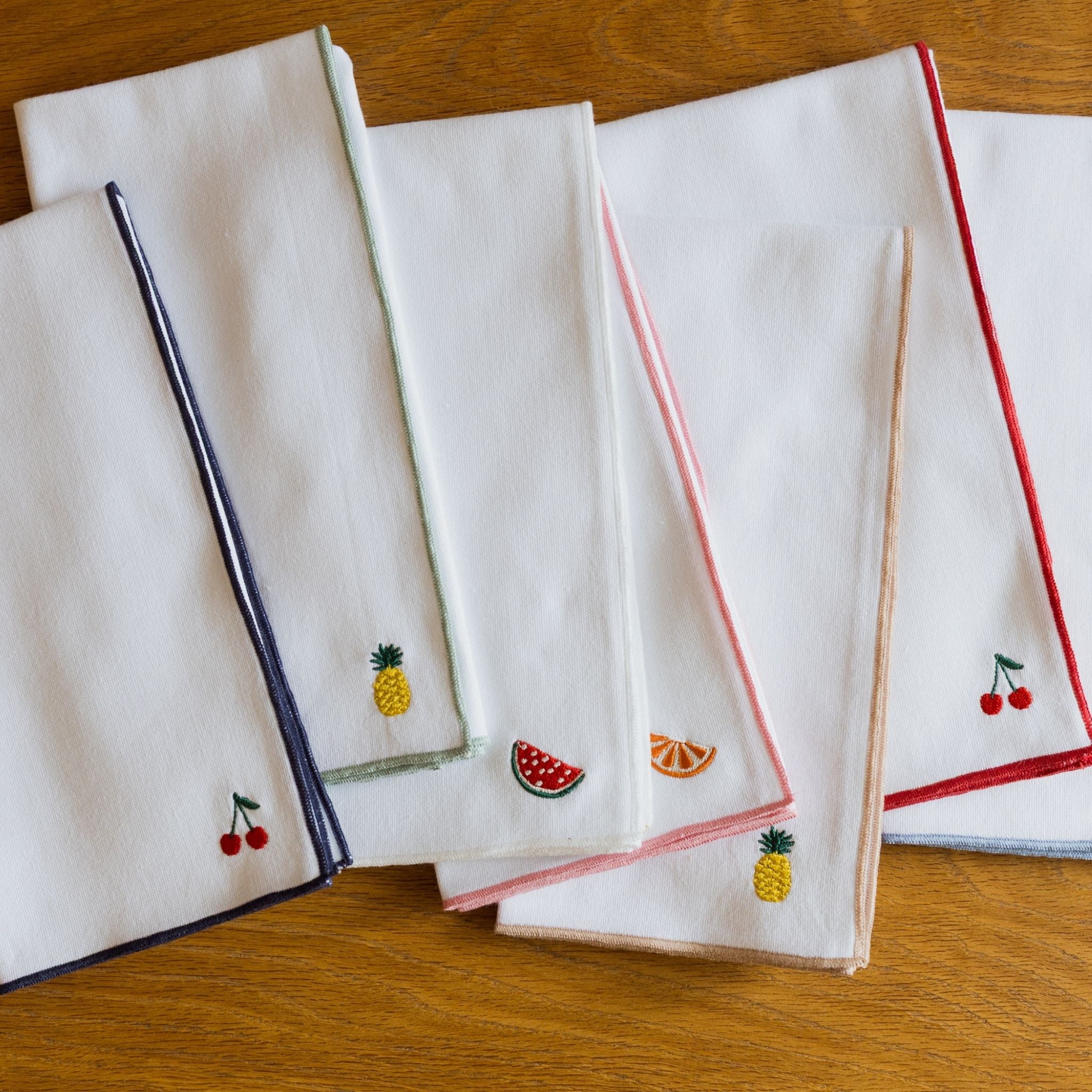 Nazaré white cotton table linen with embroidered fruits