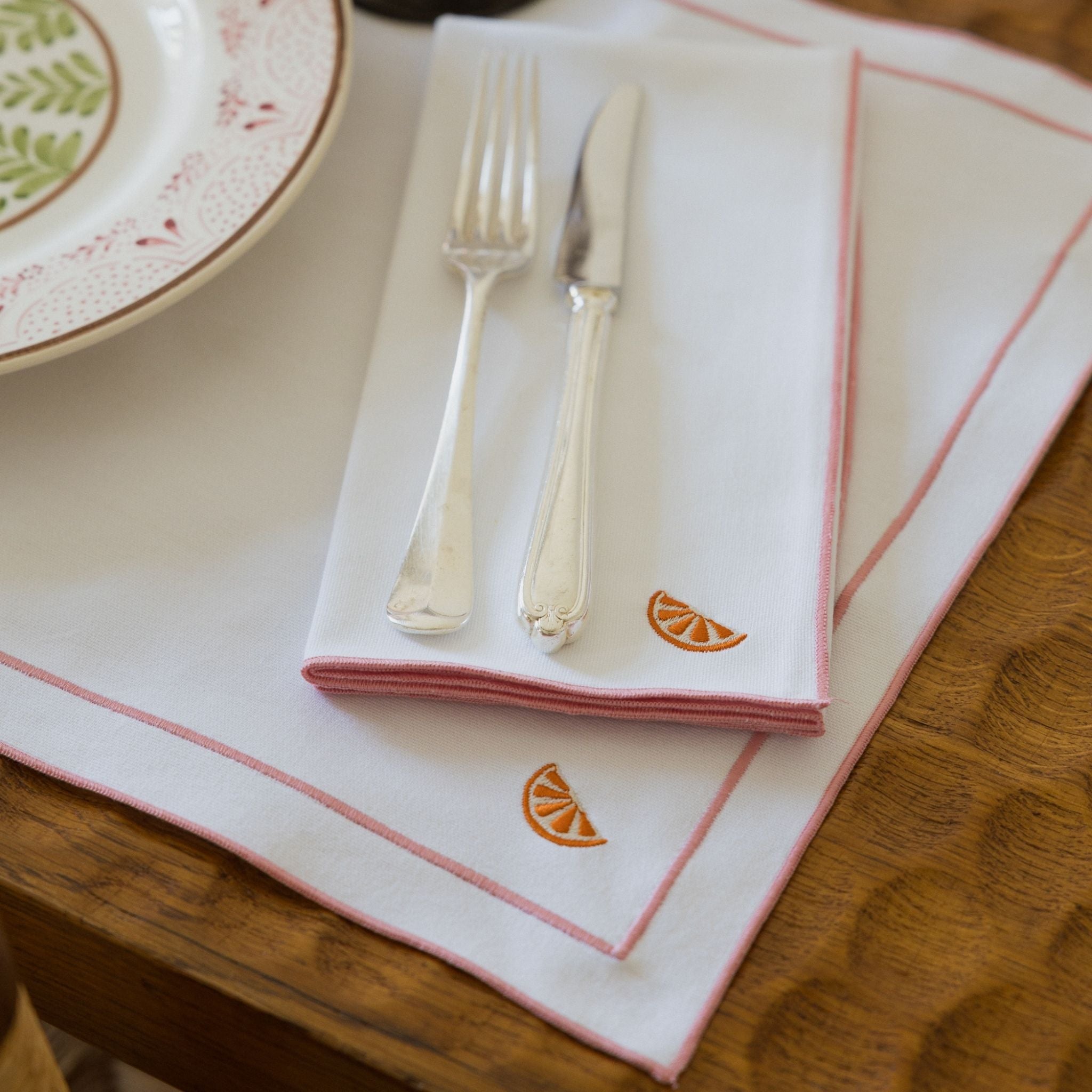 Nazaré white cotton table linen with embroidered fruits