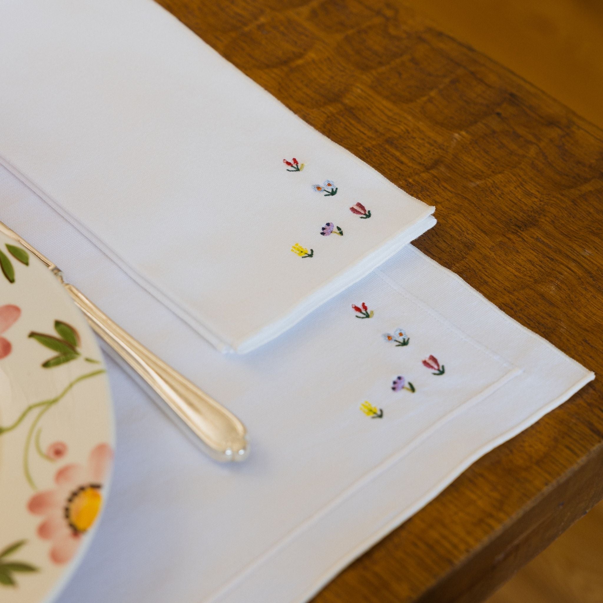 Nazaré white cotton table linen with embroidered flowers