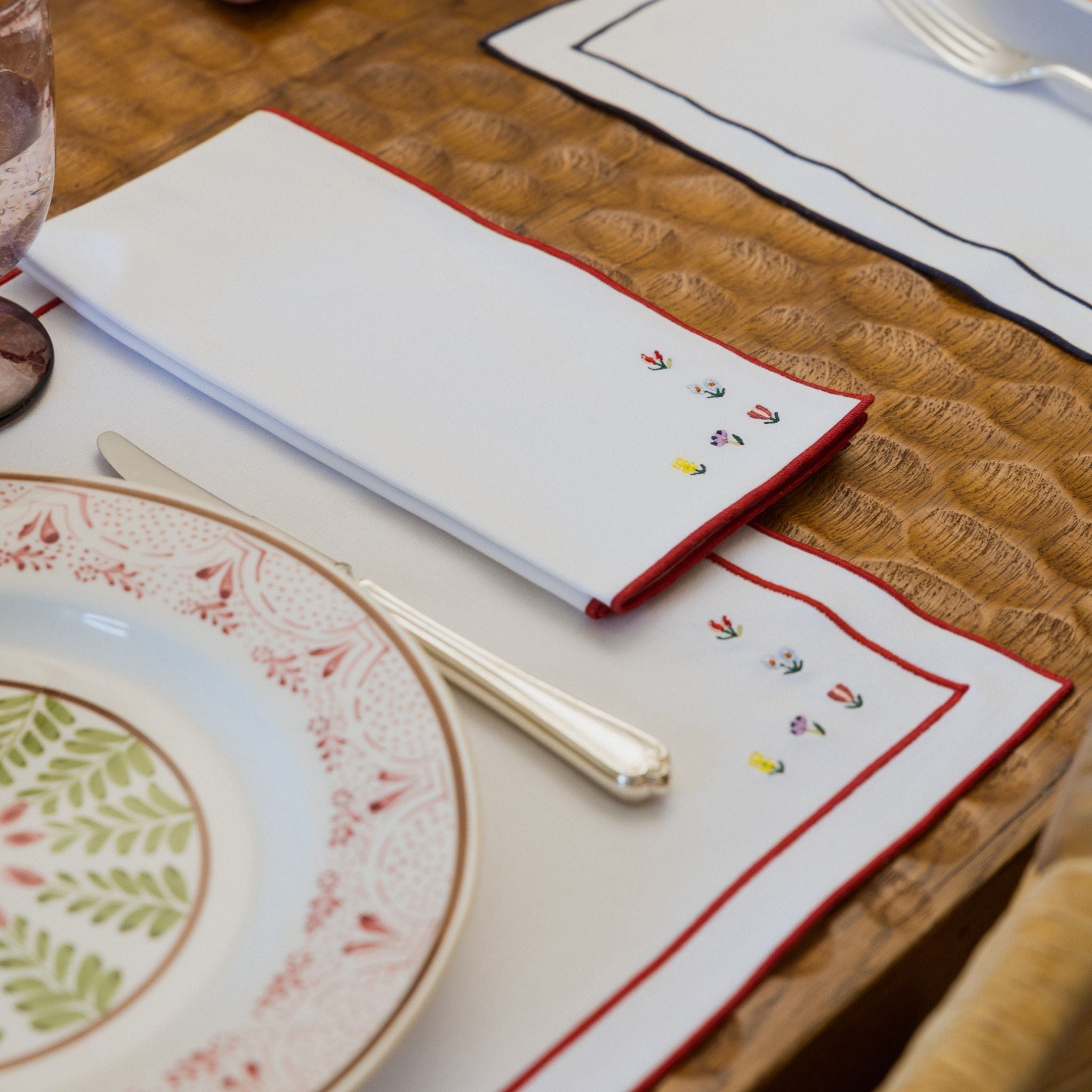 Nazaré white cotton table linen with embroidered flowers